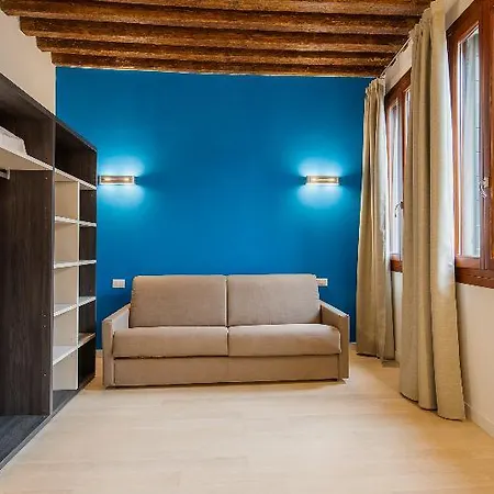 Charming Palace Corte Del Teatro מלון דירות 3*