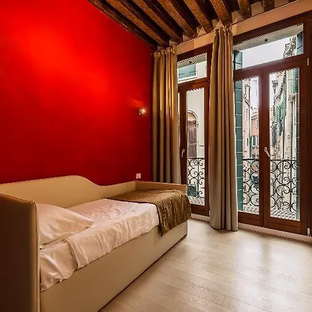 מלון דירות Charming Palace Corte Del Teatro 3*