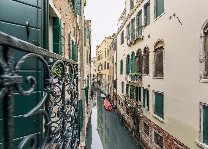 Charming Palace Corte Del Teatro 3*