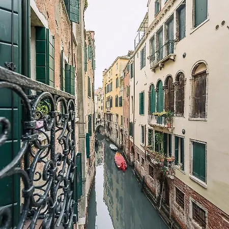 Charming Palace Corte Del Teatro 3*